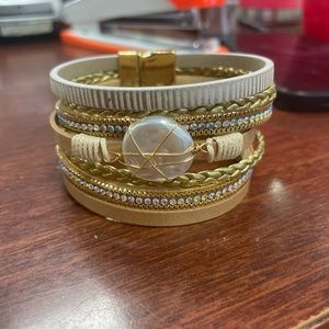 Beige leather bracelet and pearl